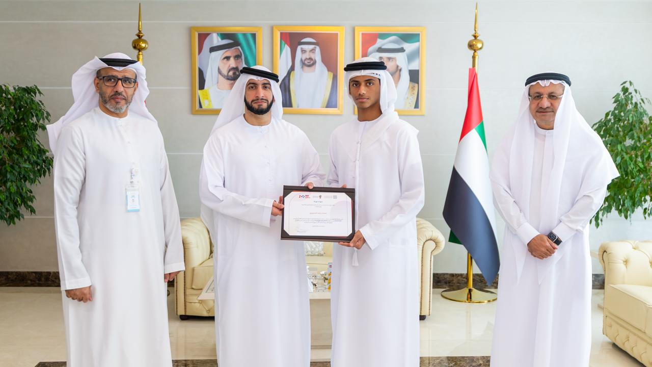 راشد بن حمدان يكرّم الفريق الطلابي الفائز في البطولة الأسيوية المفتوحة FLL  والطلبة الفائزين بجوائز FitzEd بجامعة كامبريدج