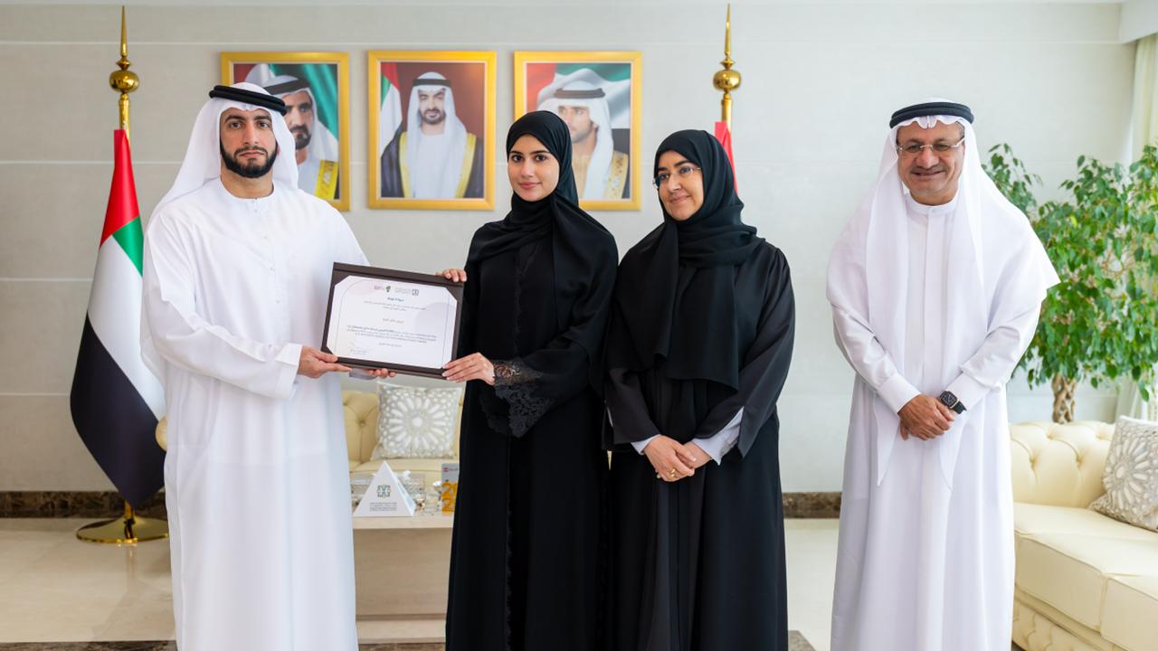 راشد بن حمدان يكرّم الفريق الطلابي الفائز في البطولة الأسيوية المفتوحة FLL  والطلبة الفائزين بجوائز FitzEd بجامعة كامبريدج