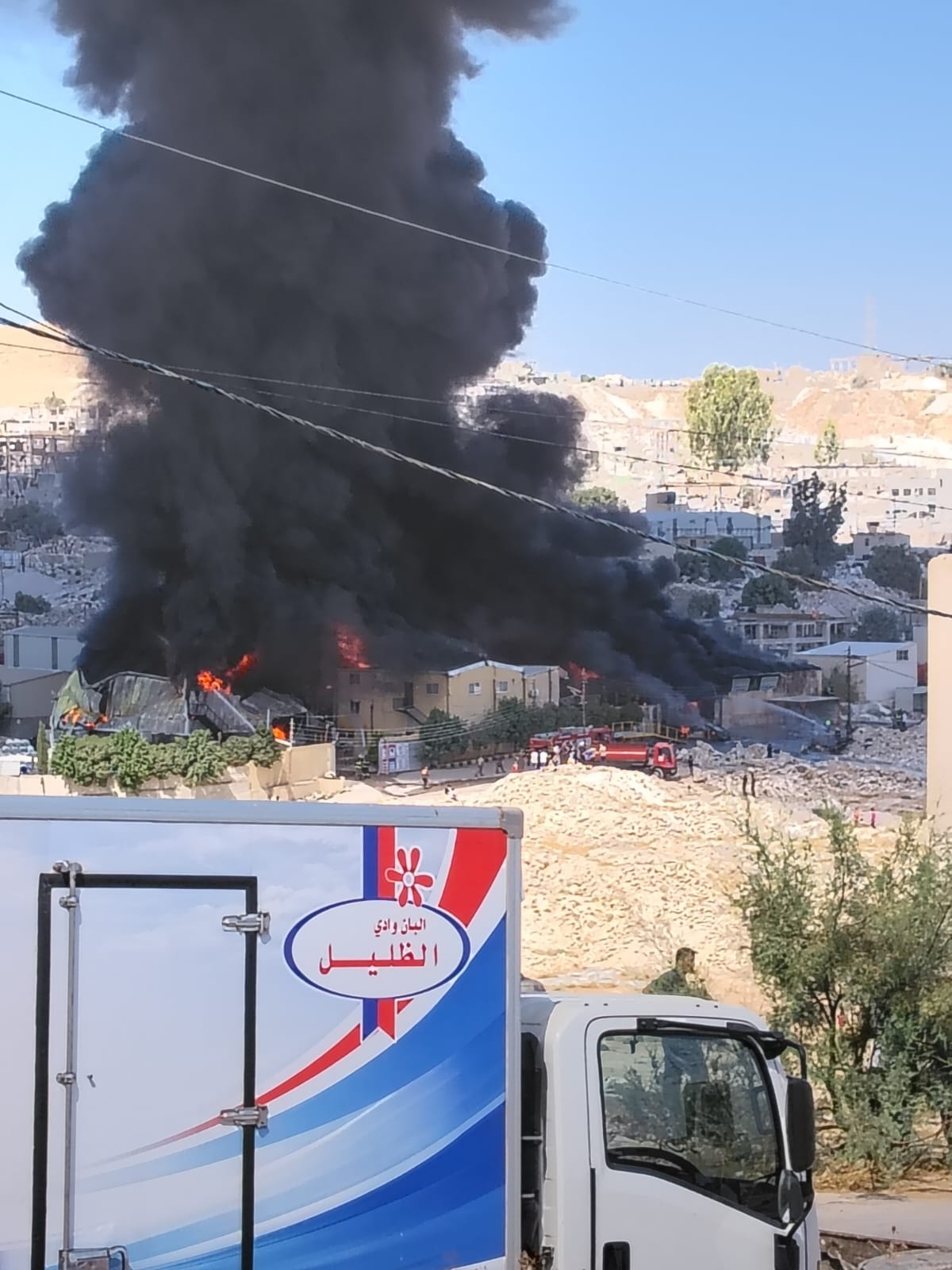حريق في مصنع للدهانات بالهاشمية.. والدفاع المدني يتعامل مع الحادث