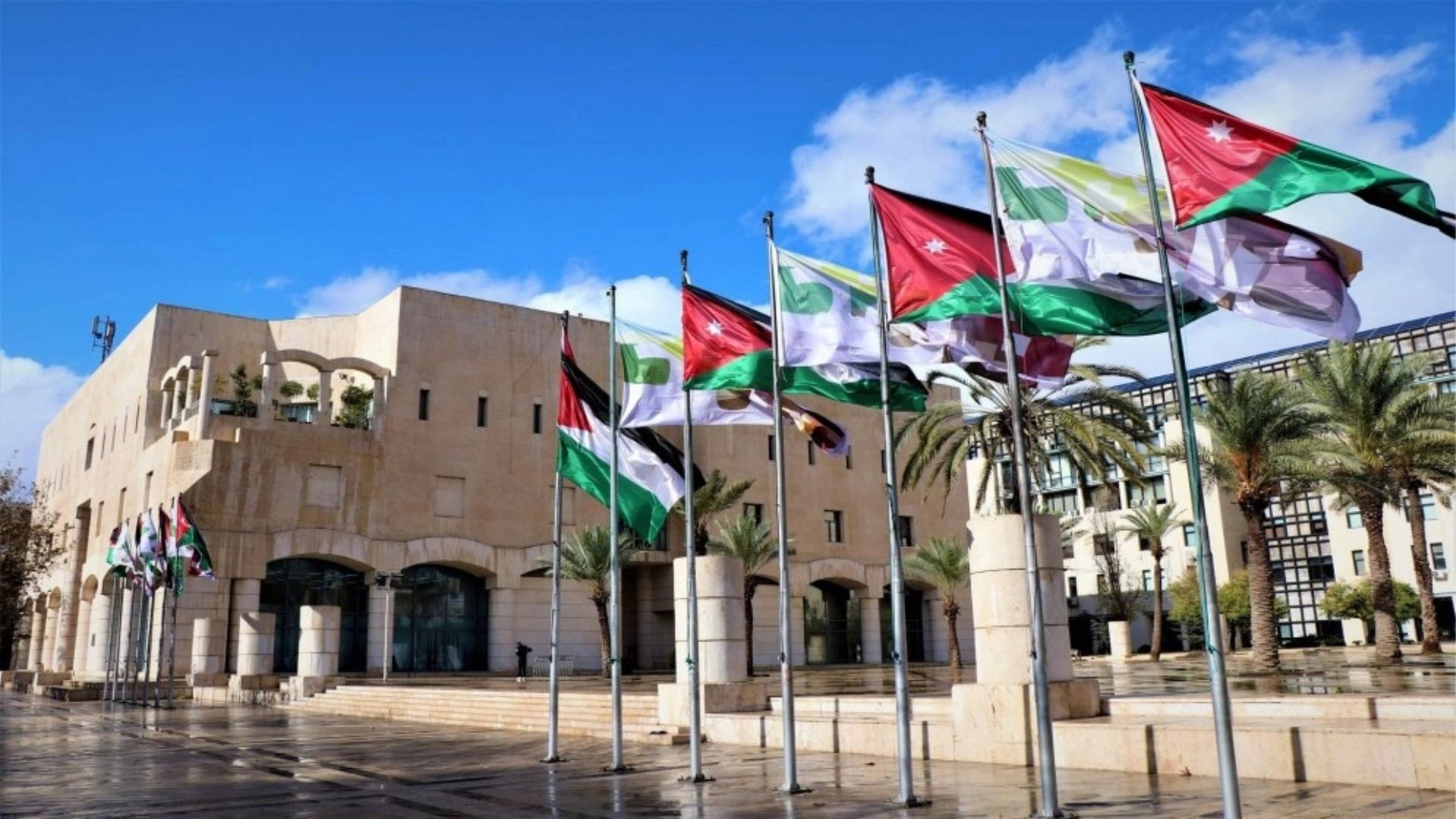 الأمانة : أعمال تعبيد ليلية في منطقة بسمان