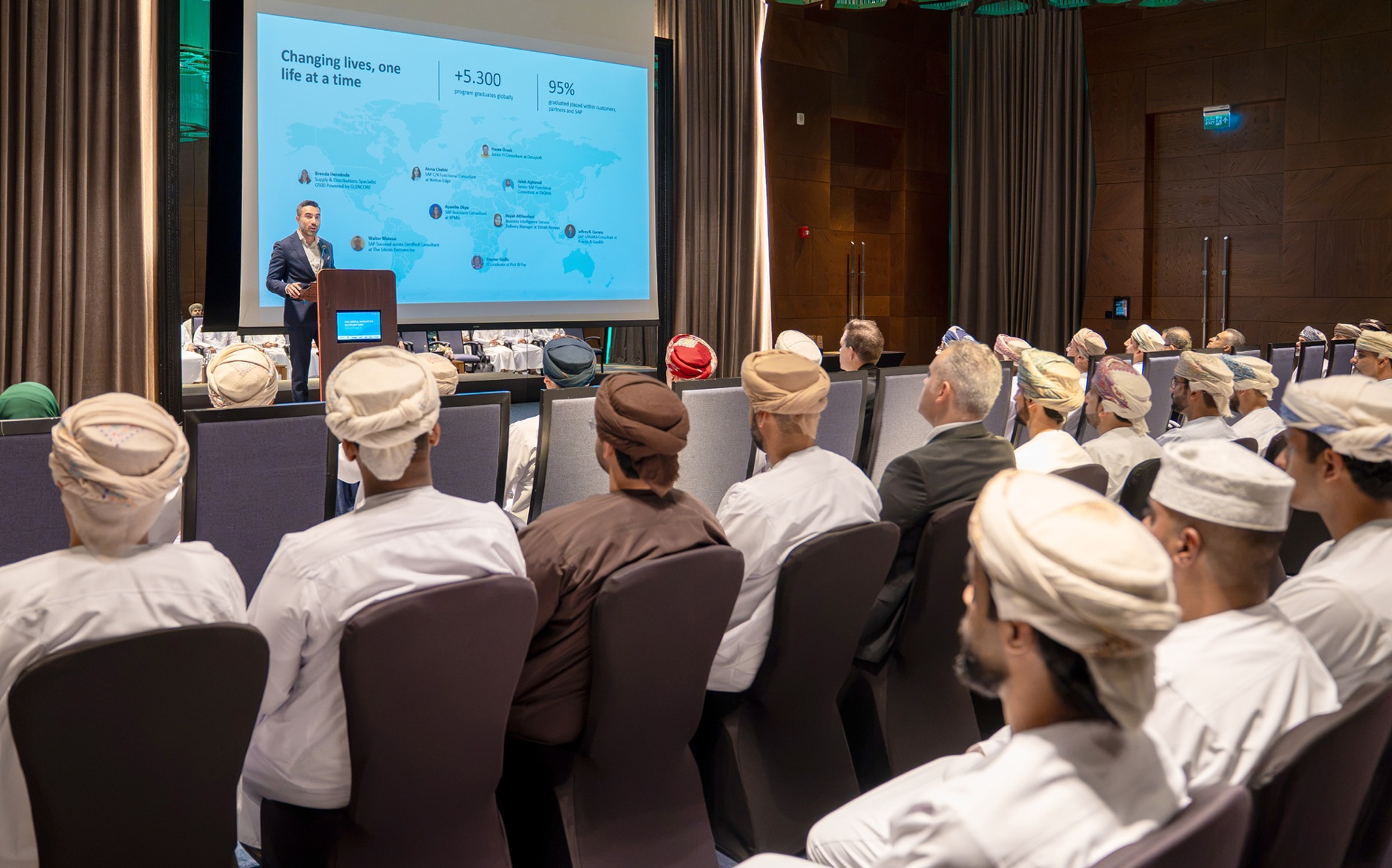 تعاون بين إس إيه بي وتنمية نفط عمان لتطوير الكفاءات الرقمية العمانية عبر برنامج المحترفين الشباب