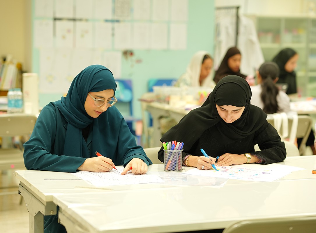 ربع قرن تؤهل منتسبيها لإحياء التراث الإماراتي بالفن المعاصر  في ملتقى الفنون التشكيلية والبصرية 2026