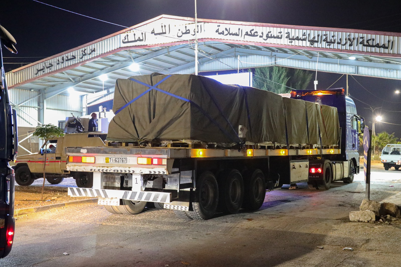 الأردن يسيّر قافلة جديدة إلى لبنان محمّلة بـ20 شاحنة من المواد الغذائية