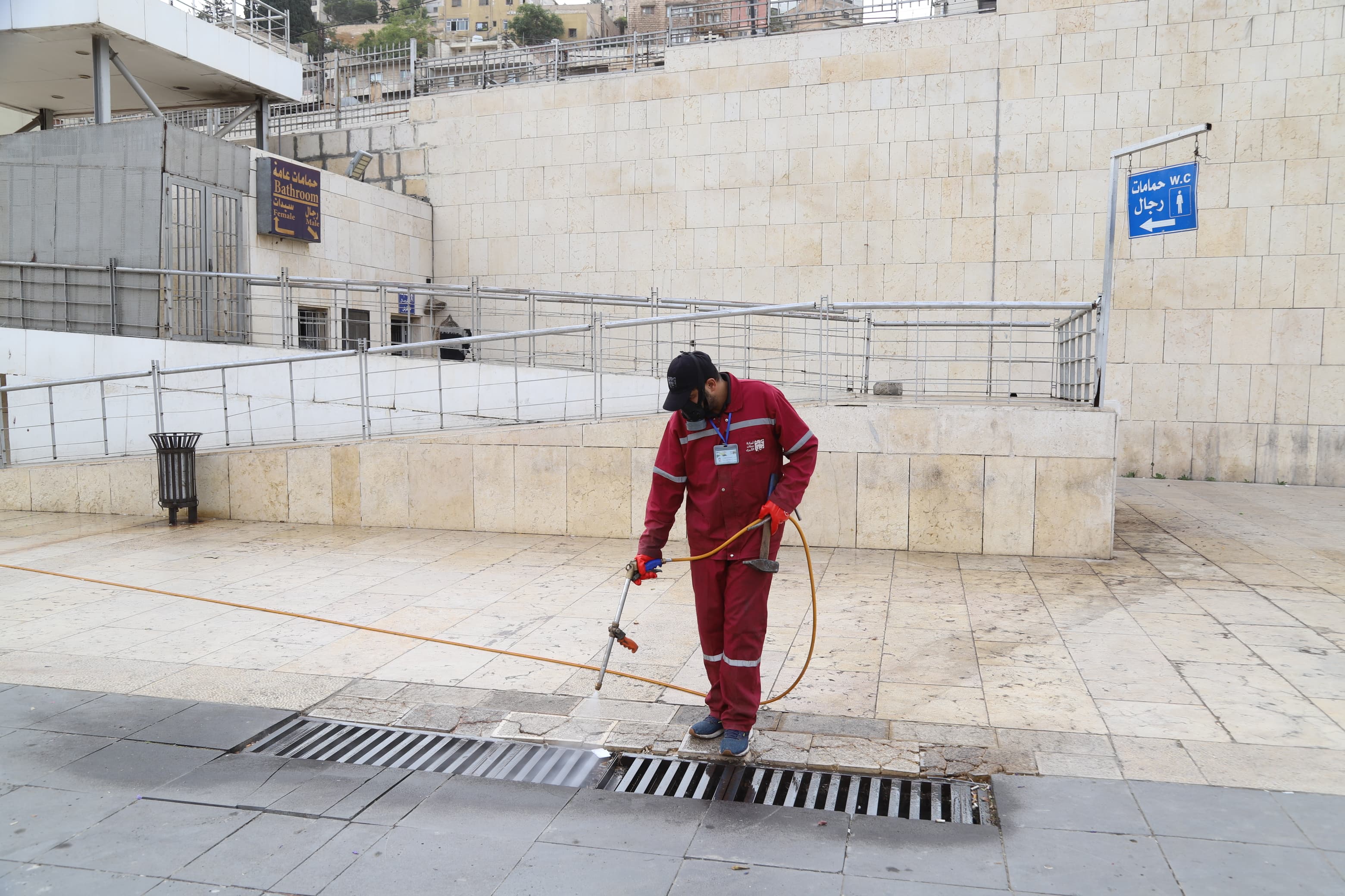 الأمانة تستخدم البكتيريا النافعة للحد من الروائح غير المرغوبة في وسط البلد