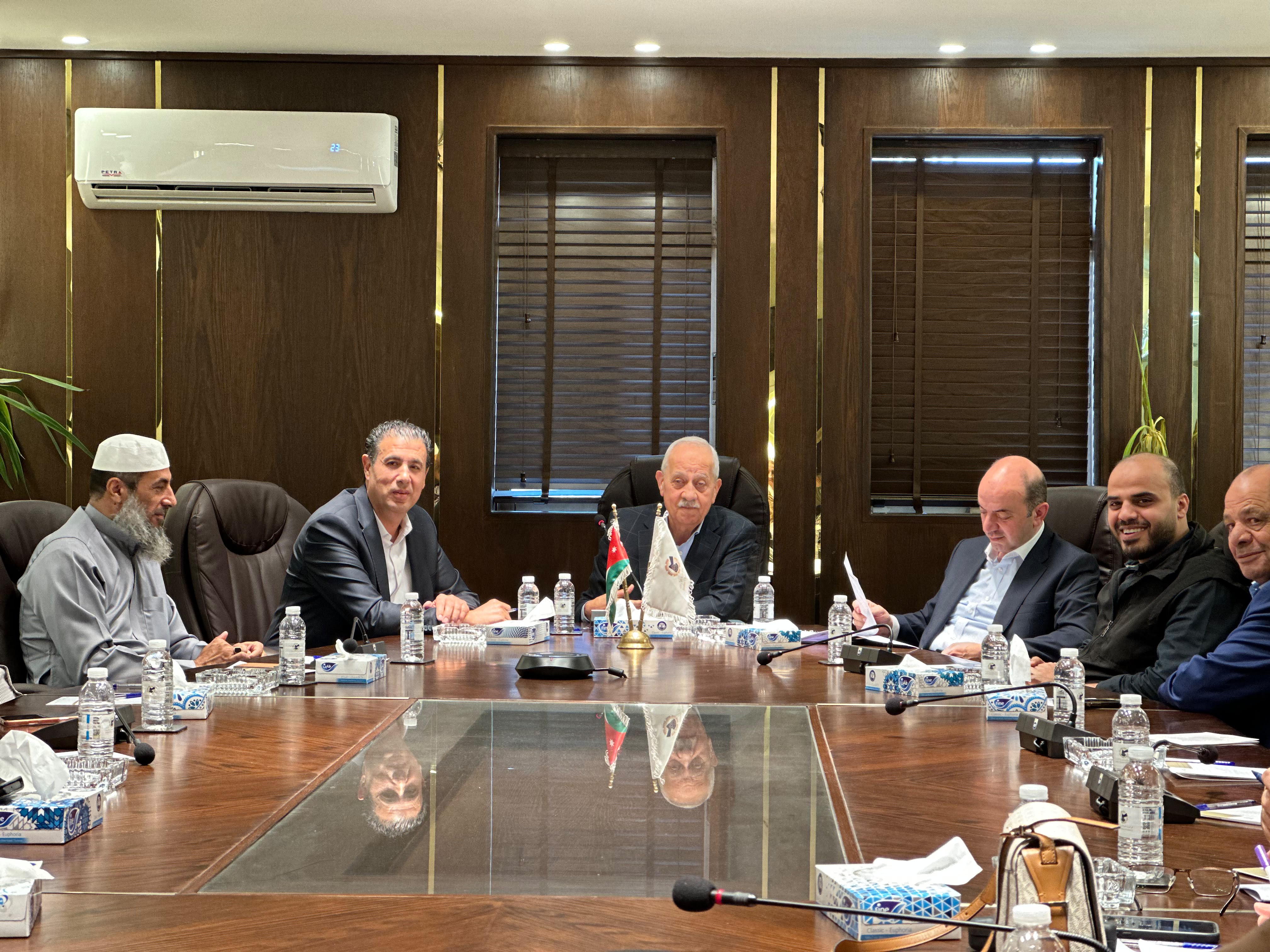 صناعة الأردن تبحث آثار منع بيع الشيبس في المدارس