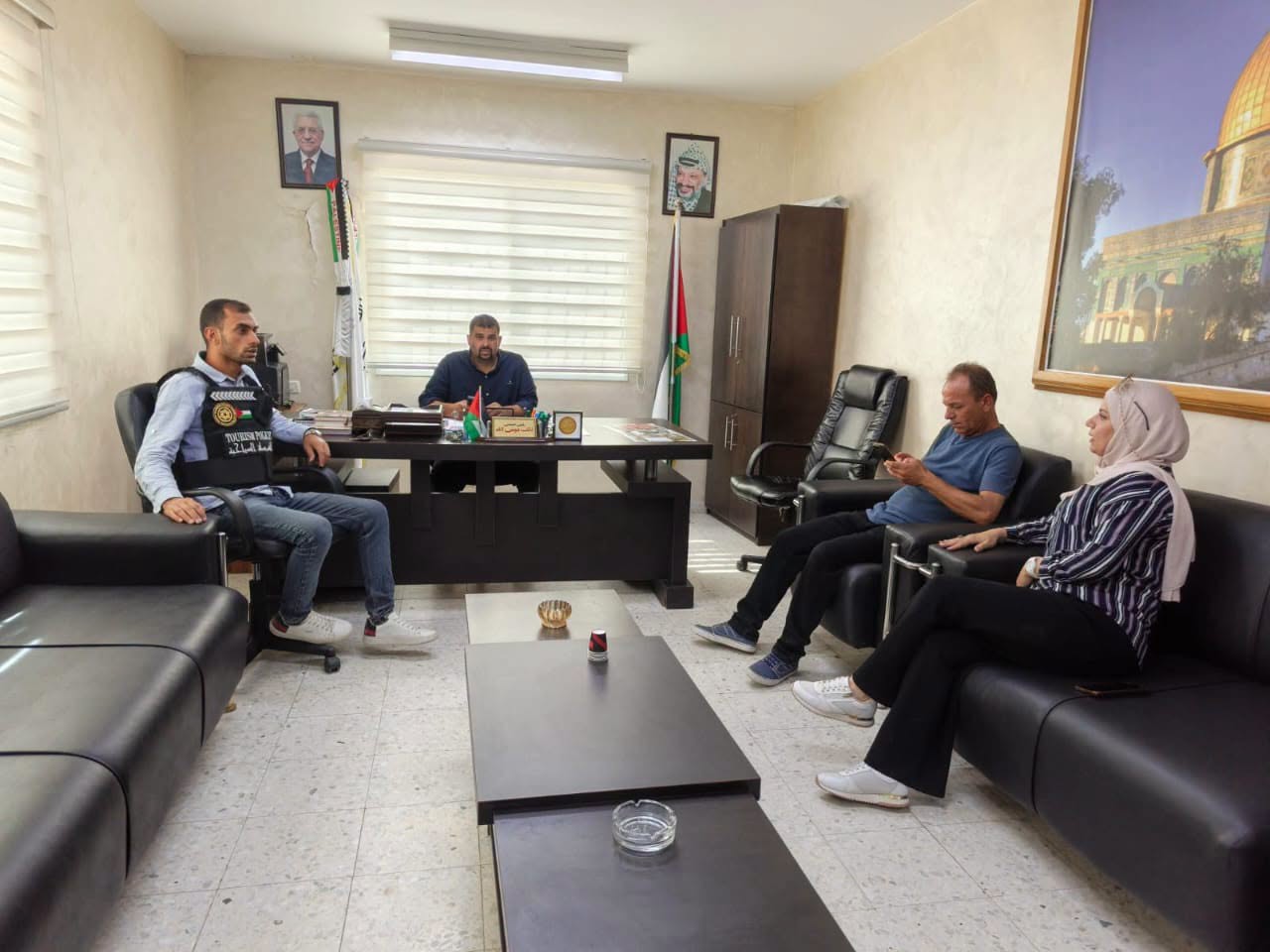 القدس: سلطة جودة البيئة ومجلس قروي قلنديا البلد يغلقان مدخلا لمكب عشوائي للحد من تهريب النفايات