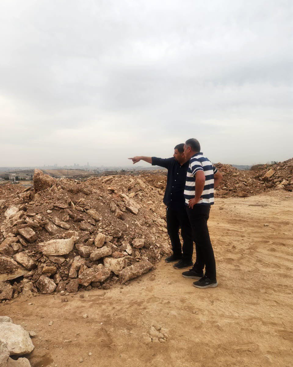 القدس: سلطة جودة البيئة ومجلس قروي قلنديا البلد يغلقان مدخلا لمكب عشوائي للحد من تهريب النفايات