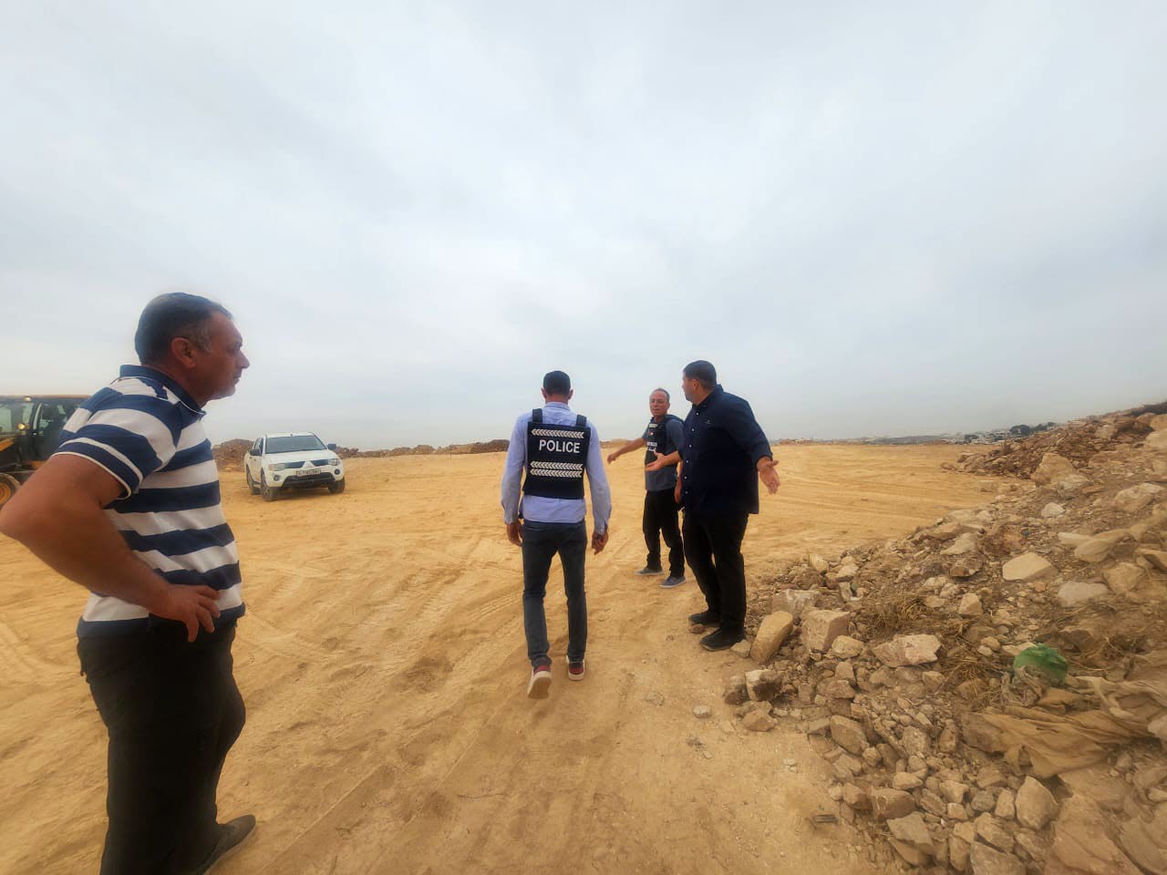 القدس: سلطة جودة البيئة ومجلس قروي قلنديا البلد يغلقان مدخلا لمكب عشوائي للحد من تهريب النفايات