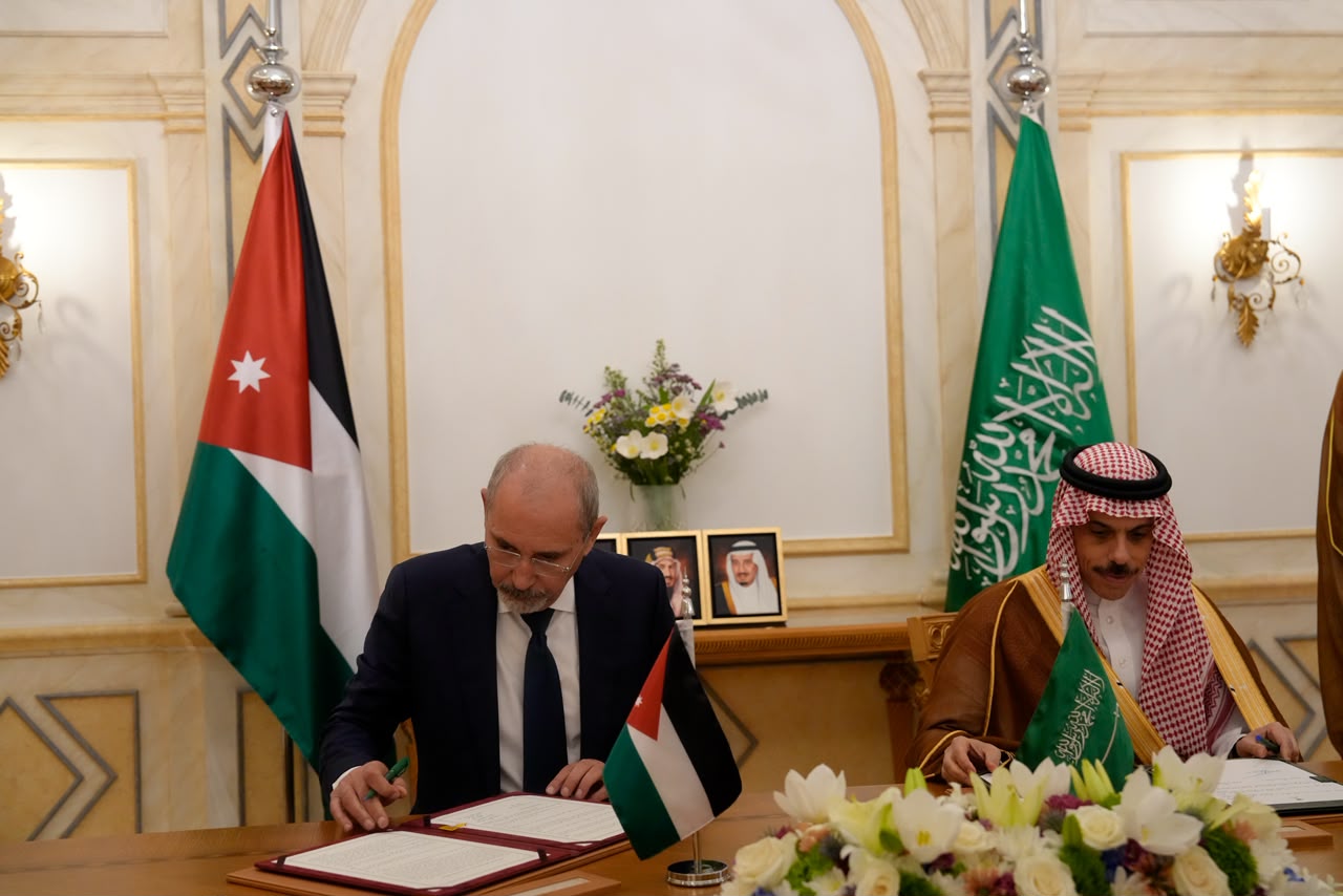  الصفدي ونظيره السعودي يوقعان بروتوكولا معدلا لإنشاء مجلس التنسيق الأعلى بين الأردن والسعودية