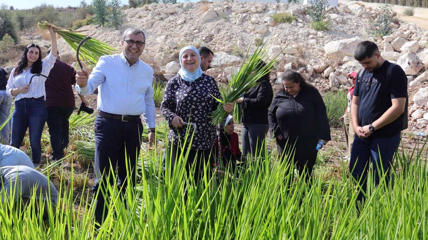 بمشاركة رئيس سلطة جودة البيئة م. سمحان.. حصاد المرحلة الأولى من مشروع زراعي وبيئي في بلدة صفا