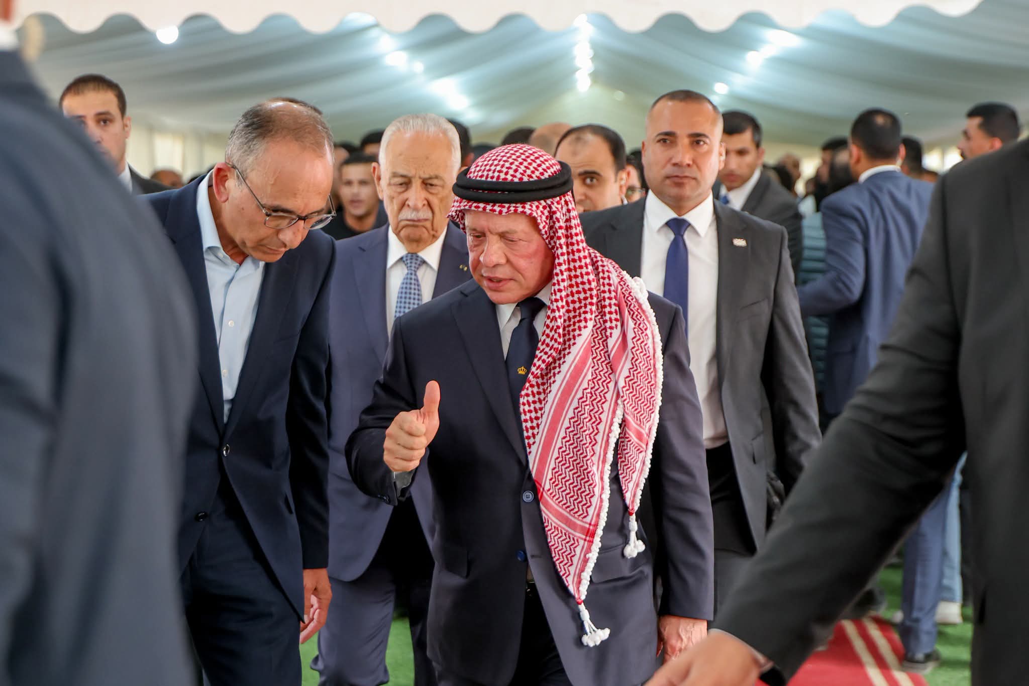 الملك عبد الله الثاني يزور قرية حمود ويقدم واجب العزاء لذوي الشهداء