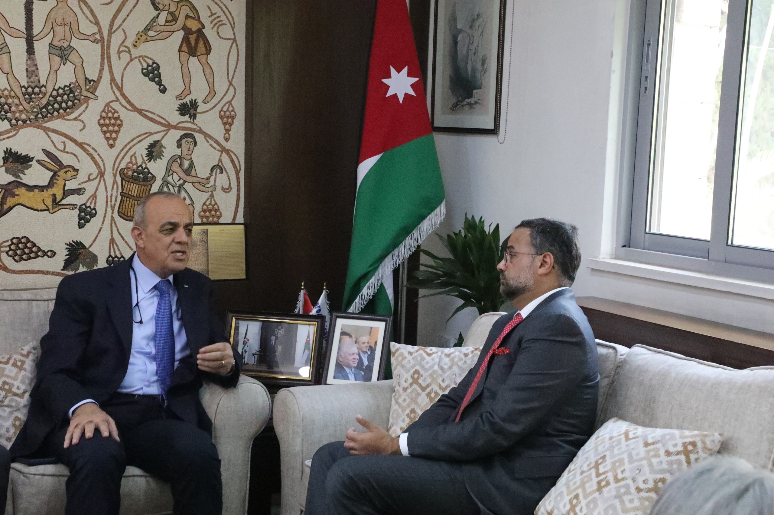وزير السياحة والآثار يبحث تعزيز التعاون السياحي مع رئيس مجلس إدارة هيئة السياحة البريطانية