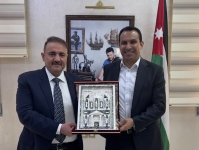 القاضي يكرّم العجارمة ويثمّن متابعته الميدانية ودعمه لمجالس التطوير التربوي