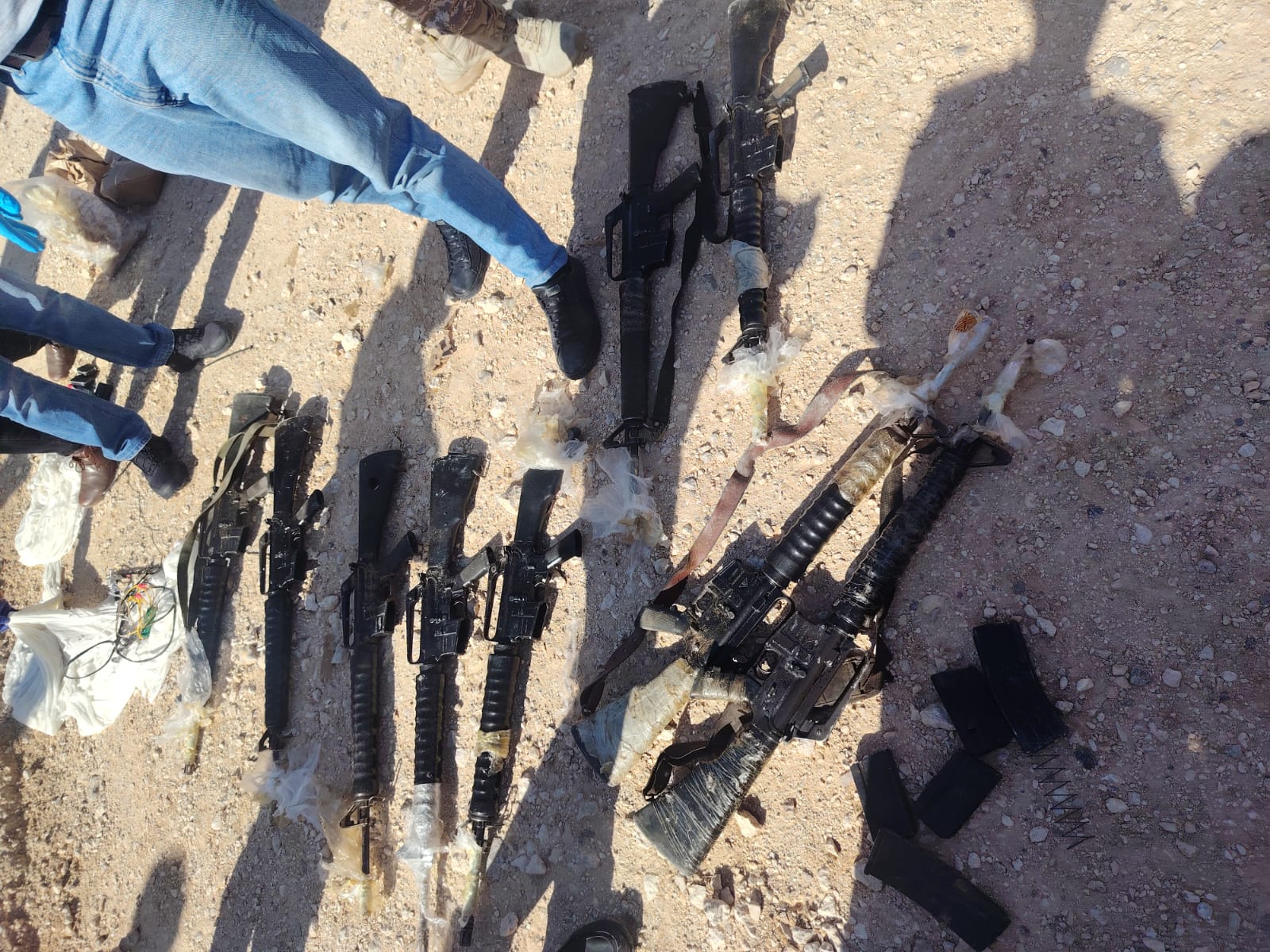 الأمن العام : ضبط بالونات حرارية حملت اسلحة نارية اوتوماتيكية جرى تهريبها للمملكة ،في محافظة الكرك 